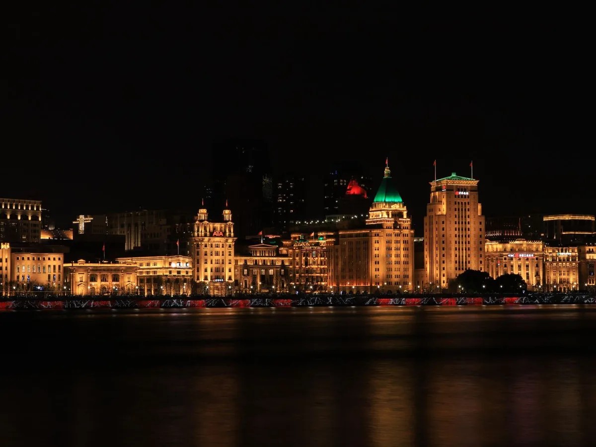 案例意象配图：外滩历史建筑群夜景