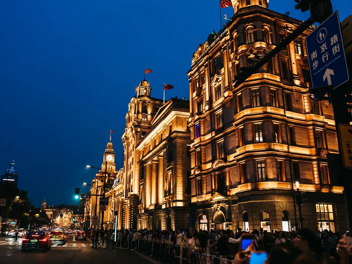 案例配图：上海外滩经典建筑街景夜色